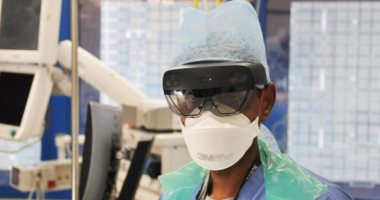 أطباء بمستشفيات لندن يستعينون بنظارات مايكروسوفت لتقليل الاحتكاك بمرضى كورونا