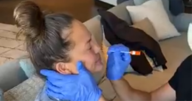 كريستي تيجن تصاب بهيستريا ضحك خلال إجراء اختبار فيروس كورونا.. فيديو