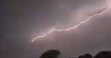 "لحظات مفزعة" عاصفة رعدية تضرب سماء ولاية مكسيكية.. فيديو