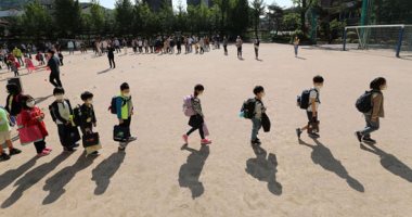 جرس الحصة ضرب.. تلاميذ كوريا الجنوبية يعودون إلى مدارسهم فى ظل قيود كورونا