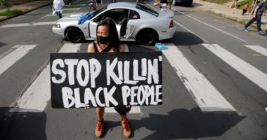 صور.. احتجاجات فى أمريكا بسبب قتل شرطى لرجل أسود خنقا بولاية مينيسوتا 