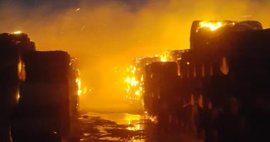 الصور الأولى لحريق مخزن كرتون بطريق بلبيس - العاشر والدفع بـ15 سيارة مطافئ