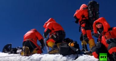 فيديو.. فريق علمى يصعد إلى قمة أعلى جبل فى العالم.. تعرف على السبب