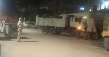 صور.. حملات نظافة وإزالة الإشغالات وتطهير الشوارع بمدينة إسنا فى الأقصر