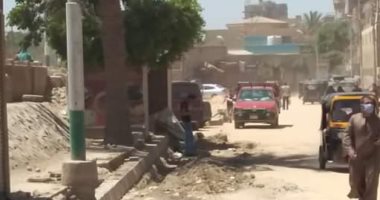 رئيس مدينة أبوقرقاص يتفقد أعمال إنشاء أماكن انتظار السيارات أمام المستشفى