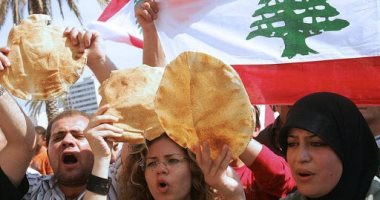 "رويترز": العشاء خبز فقط.. اللحوم والأسماك والفواكة صارت أحلام البسطاء فى لبنان