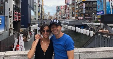 بعد إعادة فتح البلاد.. إنييستا مع زوجته في شوارع اليابان "صورة"