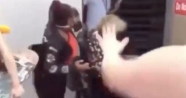 محتجون أمريكيون يعتدون بالضرب على مسنة حاولت منعهم من سرقة المتاجر.. فيديو