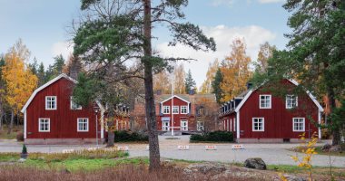 صور.. السويد تعرض قرية كاملة للبيع مقابل 7 ملايين دولار 