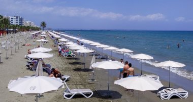 شواطئ لارنكا في قبرص تستقبل زوارها مجددا بعد انحسار فيروس كورونا المستجد