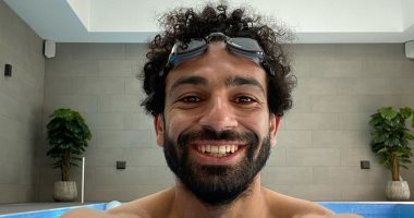 من داخل حمام السباحة.. هكذا احتفل محمد صلاح بالمركز الرابع فى قائمة أجور الرياضيين