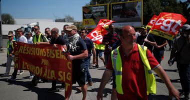 موظفو شركة رينو للسيارات بفرنسا يتظاهرون ضد إلغاء 15 ألف وظيفة 