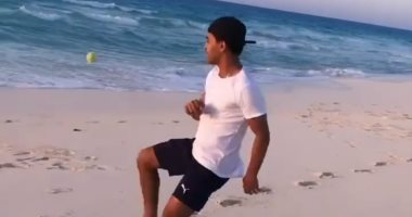 يوسف أوباما يستعرض مهاراته بكرة تنس على الشاطئ
