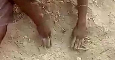إنقاذ طفل رضيع بأعجوبة من الموت بعدما تم دفنه حياً فى احدي القري بالهند