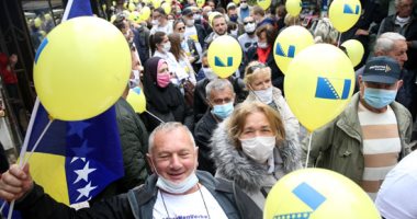 آلاف البوسنيين يحتجون مع اتهام مسئولين بالفساد خلال أزمة فيروس كورونا