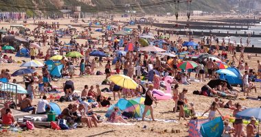 ديلى ميل: البريطانيون يتجاهلون قيود كورونا ويملئون الشواطئ.. صور