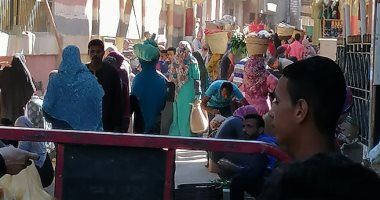 صور.. زحام المواطنين بسوق بقرى طهطا فى سوهاج بالمخالفة للإجراءات الاحترازية