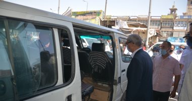 محافظ القليوبية يتفقد مواقف سيارات الأجرة للتأكد من التزام المواطنين بارتداء الكمامة