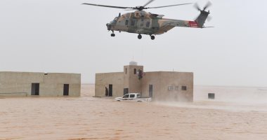 سلاح الجو العماني ينقذ عالقين وسط السيول بمحافظة ظفار.. فيديو وصور
