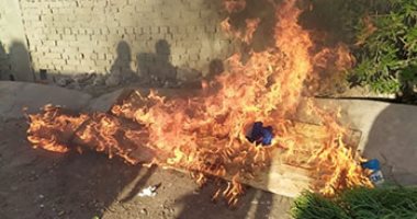 إشعال النيران فى نعش شقيقة رئيس جامعة طنطا المتوفاة بكورونا بعد دفنها.. صور