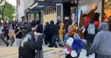 محتجون ينهبون متجر نايكي في ميشيجان بأمريكا.. فيديو