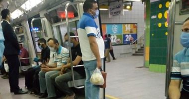 قارئ يشارك بصور لالتزام المواطنين ارتداء الكمامة داخل عربات المترو