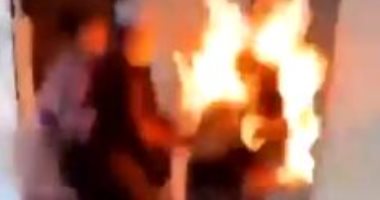 محتج أمريكى يشعل النار فى نفسه بالخطأ أثناء حرقه أحد الأسواق.. فيديو