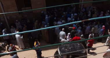 اضبط مخالفة.. تكدس المواطنين أمام عيادة أحمد عرابى للتأمين الصحى بكفر الزيات