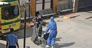 "وقل رب ارحمهما".. مواطن يحمل والدته المصابة بكورونا داخل مستشفى قها