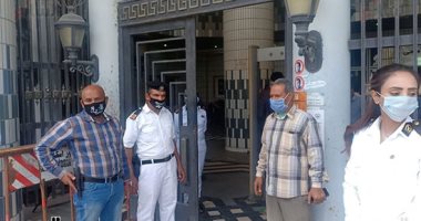 فيديو وصور .. تشديدات وقائية داخل محكمة الإسكندرية والكمامة شرط الدخول