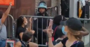 محتجون يصفقون لضابط شرطة جلس على ركبته رفضا للعنصرية بنيويورك.. فيديو