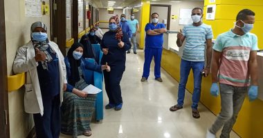 صور.. خروج 8 حالات بعد تعافيهم من فيروس كورونا بمستشفى إسنا للحجر الصحى