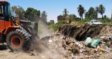 صور.. مدينة الزينية: رفع 27 طن مخلفات وقمامة فى حملات بالقرى والنجوع