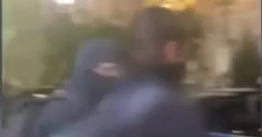 متظاهرون يطردون شخصين من الاحتجاجات لاستفزازهما رجال الشرطة الأمريكية.. فيديو