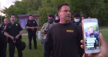 شرطى أمريكى يتخلى عن معدات مكافحة الشغب وينضم للمتظاهرين.. فيديو