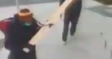 محتجون يضربون سيدة بعنف لمحاولتها منع سرقة متجر فى أمريكا.. فيديو