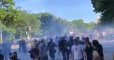 فيديو.. الشرطة الأمريكية تستخدم قنابل المسيلة للدموع لفض المتظاهرين أمام البيت الأبيض