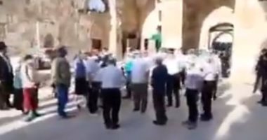 عشرات المستوطنون يقتحمون المسجد الأقصى فى حماية شرطة الاحتلال.. فيديو