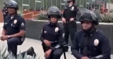شرطة لوس أنجلوس تجلس على ركبتها لتحية جورج فلويد ورفض العنصرية.. فيديو