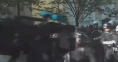فيديو.. الشرطة الأمريكية تضرب صحفيين أثناء بث مباشر من أمام البيت الأبيض