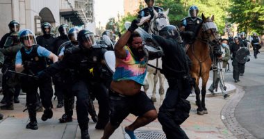 الشرطة الأمريكية تنفذ حملة اعتقالات واسعة النطاق للسيطرة على المظاهرات.. صور