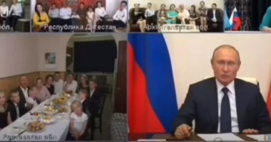 بوتين يمنح طفلاً قبلة على الهواء في اجتماع العائلات صاحبة وسام الأبوة.. فيديو وصور