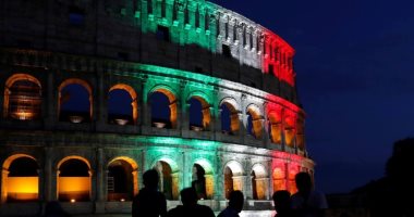 صور ..إعادة فتح معلم الكولوسيوم فى روما وإضاءة جدرانه بألوان العلم الإيطالى