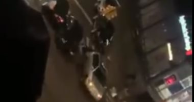 فيديو .. عملية دهس جديدة لأحد ضباط الشرطة الأمريكية خلال الاحتجاجات 