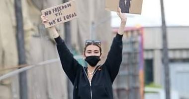ماديسون بير تتظاهر "على سقف" إحدى السيارات مطالبة بـ "المساواة"