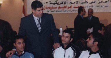شوبير يسترجع ذكريات حصول منتخب مصر للشباب على كأس أفريقيا بصورة من 13 سنة