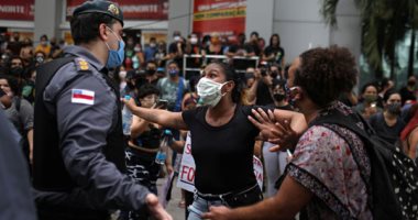 لحظة هجوم المتظاهرين على مقرات الشرطة فى المكسيك وتكسير سياراتها.. فيديو