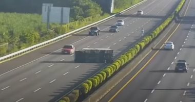 فيديو.. حادث غريب لسيارة ذاتية القيادة تصطدم بشاحنة على الطريق العام