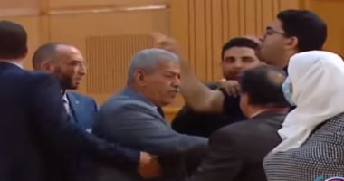 لحظة اندلاع مناوشات وخلافات فى البرلمان التونسى لسحب الثقة من الغنوشى.. فيديو