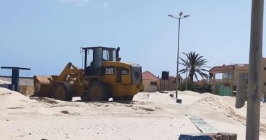 رفع الرمال وإصلاح الإنارة على شاطئ العريش استعدادا لاستقبال المصطافين